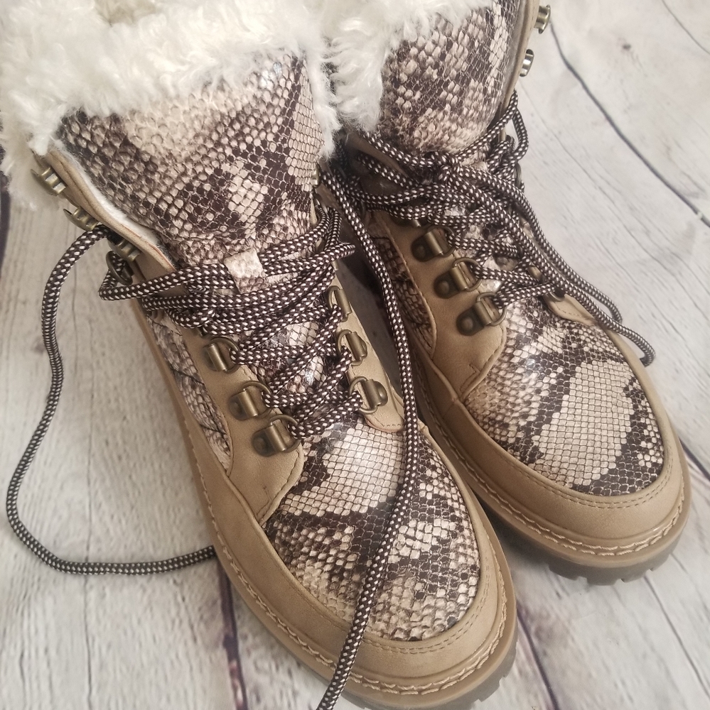 JUST FAB FAUX SNAKESKIN BRIDGETTE BOOTS....🙎‍♀️🥰